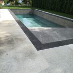 piscina privata in luserna blu fiammata e nero assoluto fiammato